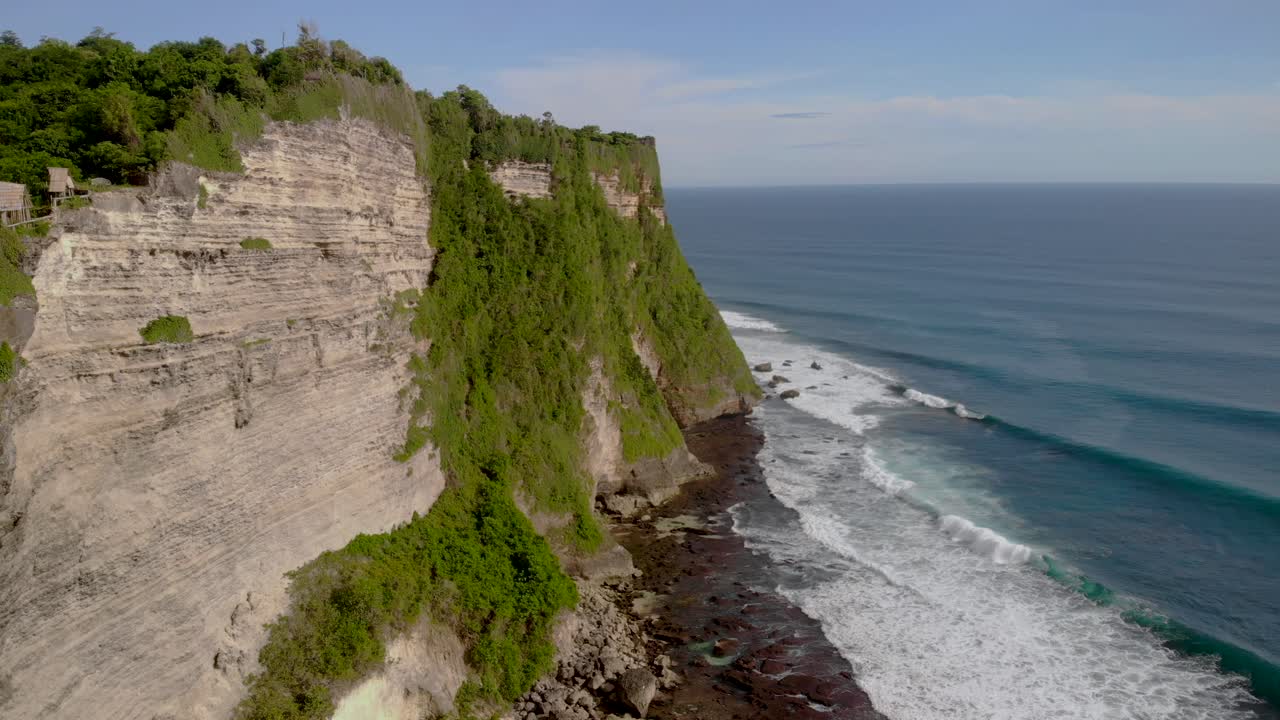 toma amplia aérea de 4k sobre acantilados escarpados de bali, indonesia