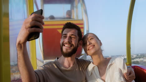 hombre tomando una foto en una cita en la rueda de la ferris