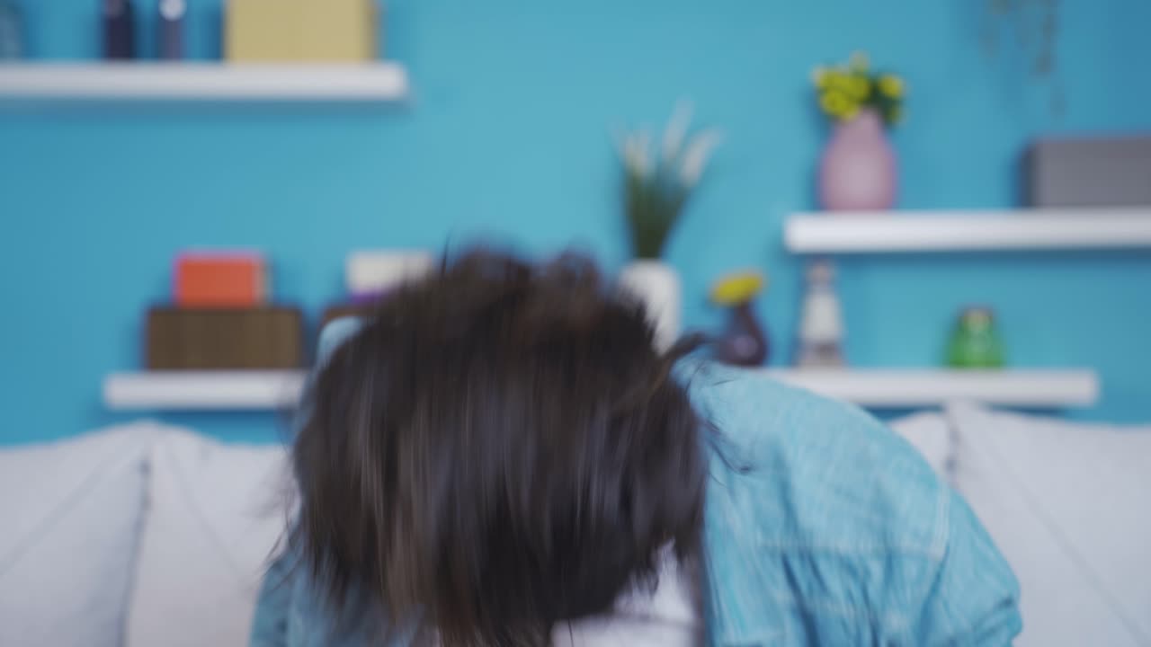 메탈리카 팬 젊은 남자가 집에서 헤비 메탈 사운드를 듣고 있습니다.