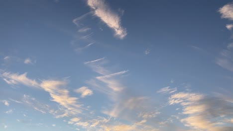 Toma-Panorámica-De-La-Nube-Cielo-Dorado-Y-Gris-Y-Azul