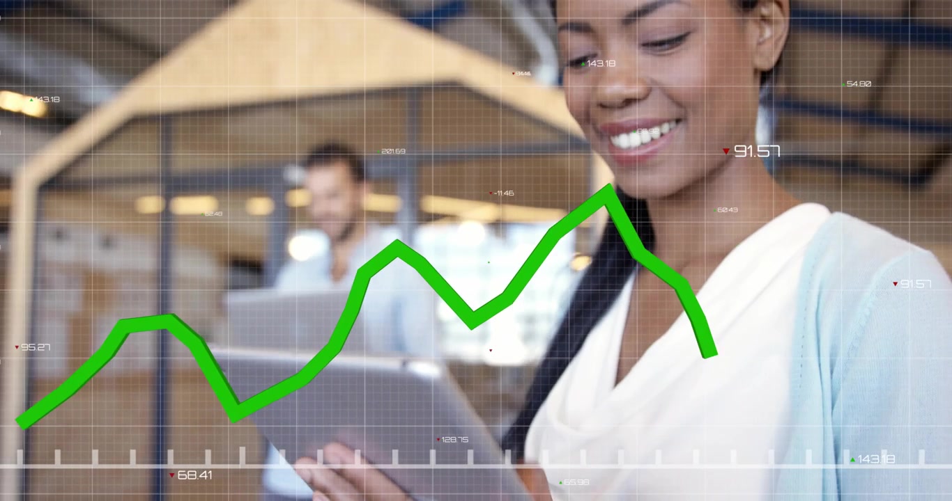 Donna che tocca il tablet e provoca la sovrapposizione di un grafico a linee verde animato, monitorando l'analisi aziendale.