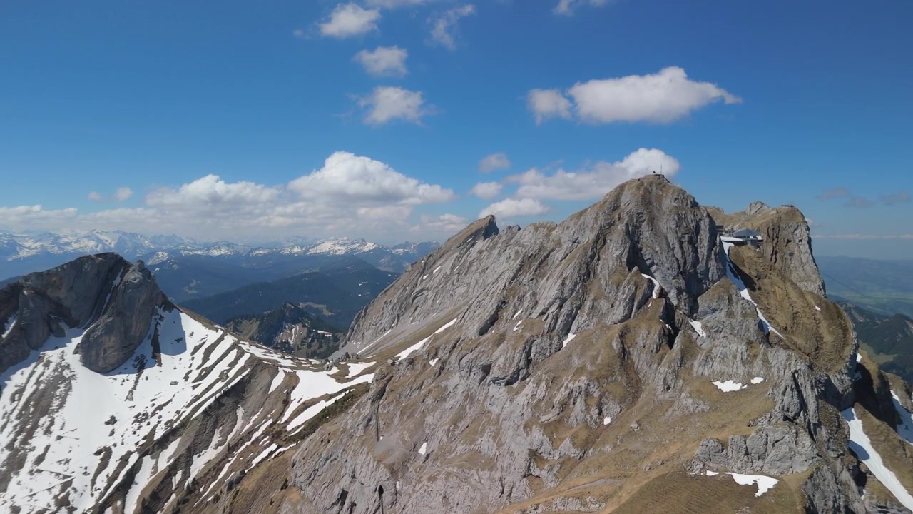 Riprese con drone del Monte Pilatus che mostrano drammatiche cime alpine, paesaggi suggestivi e viste panoramiche nelle Alpi svizzere.