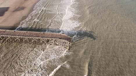 Weitschuss-Umkreist-Den-Pier-Von-Pawleys-Island,-Der-Nach-Dem-Hurrikan-Ian-Zerstört-Wurde