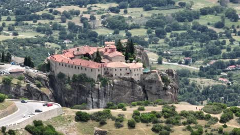 Toma-Aérea-De-Paralaje-Del-Monasterio-De-La-Santísima-Trinidad,-Meteora,-Tesalia,-Grecia