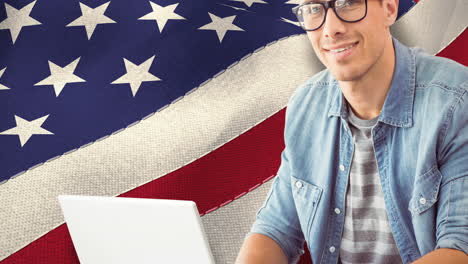 animación de un estudiante masculino usando una computadora portátil sobre la bandera estadounidense