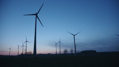 Many-wind-turbines-rotating-in-the-evening