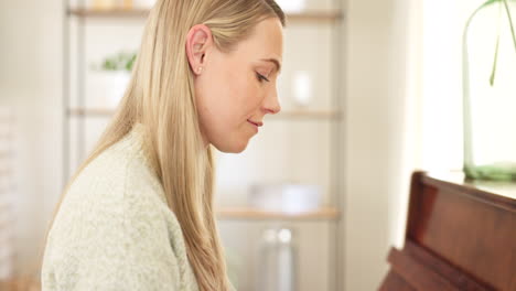 mujer, música y piano tocando en la casa