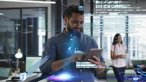 animación de lenguaje informático sobre un empresario caucásico sonriente usando una tableta en la oficina