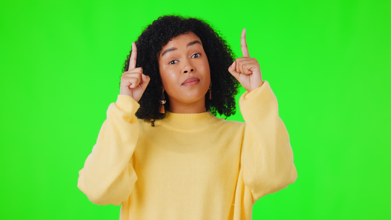 apuntando hacia arriba, encogiendo los hombros y la cara de la mujer en verde