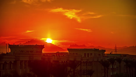 Lapso-De-Tiempo-Dorado-Del-Atardecer-Detrás-De-La-Fachada-De-Un-Edificio-Y-Las-Montañas-En-Egipto