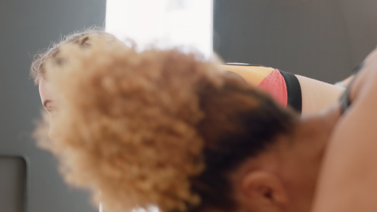 clase de yoga de jóvenes sanos practican la pose de media curva hacia adelante estirando el cuerpo disfrutando del ejercicio en el gimnasio
