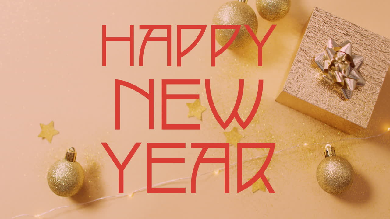 Animación de banner de texto de Feliz Año Nuevo sobre decoraciones navideñas y regalos en un fondo rosa.