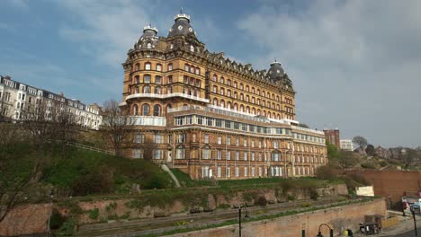 Toma-Aérea-De-Paralaje-De-Scarborough-Es-Un-Balneario-Victoriano-En-El-Norte-De-Inglaterra