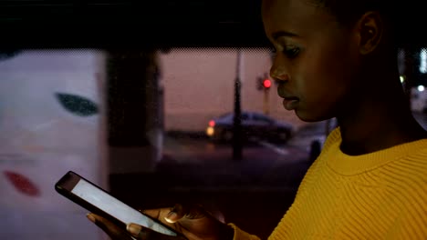 mujer usando teléfono móvil mientras viaja en el autobús 4k