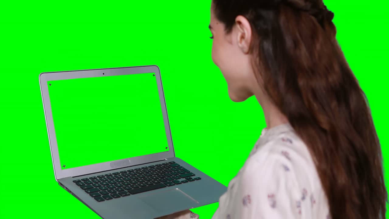 mujer usando laptop