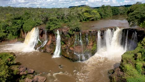 vista aérea de la cascada prata en el parque nacional chapada das mesas