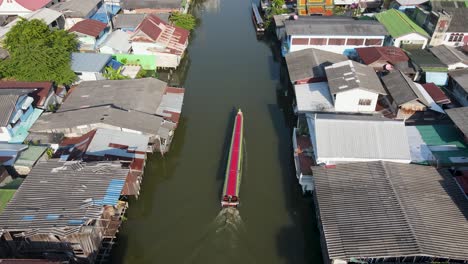 Luftaufnahme-über-Die-Wasserstraßen-Des-Khlong-Bangkok-Yai-Canal-Mit-Vorbeifahrendem-Longtail-Boot