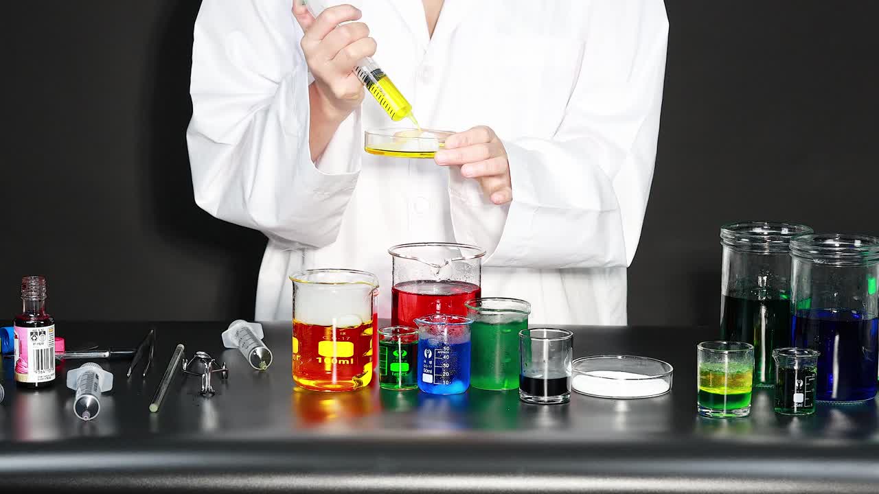 experimento científico con líquidos de colores