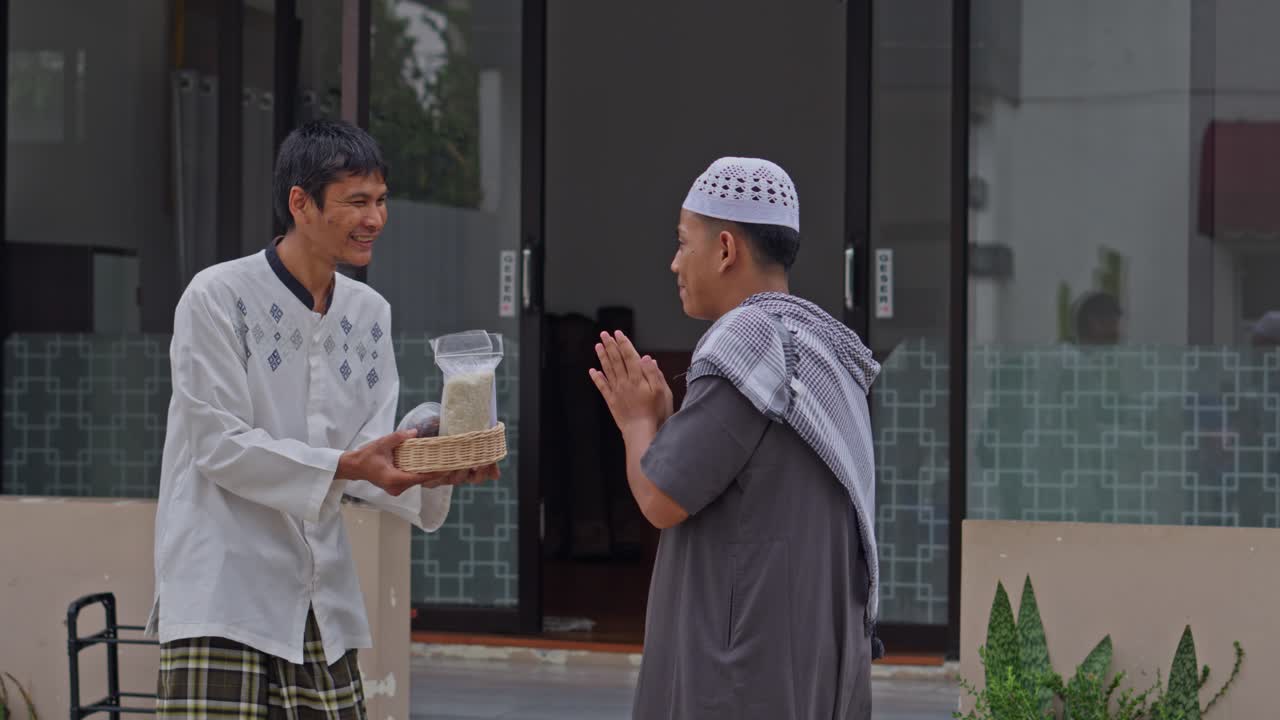 Tangan pria Muslim memberikan zakat beras kepada tetangga di masjid saat menunaikan zakat fitrah.