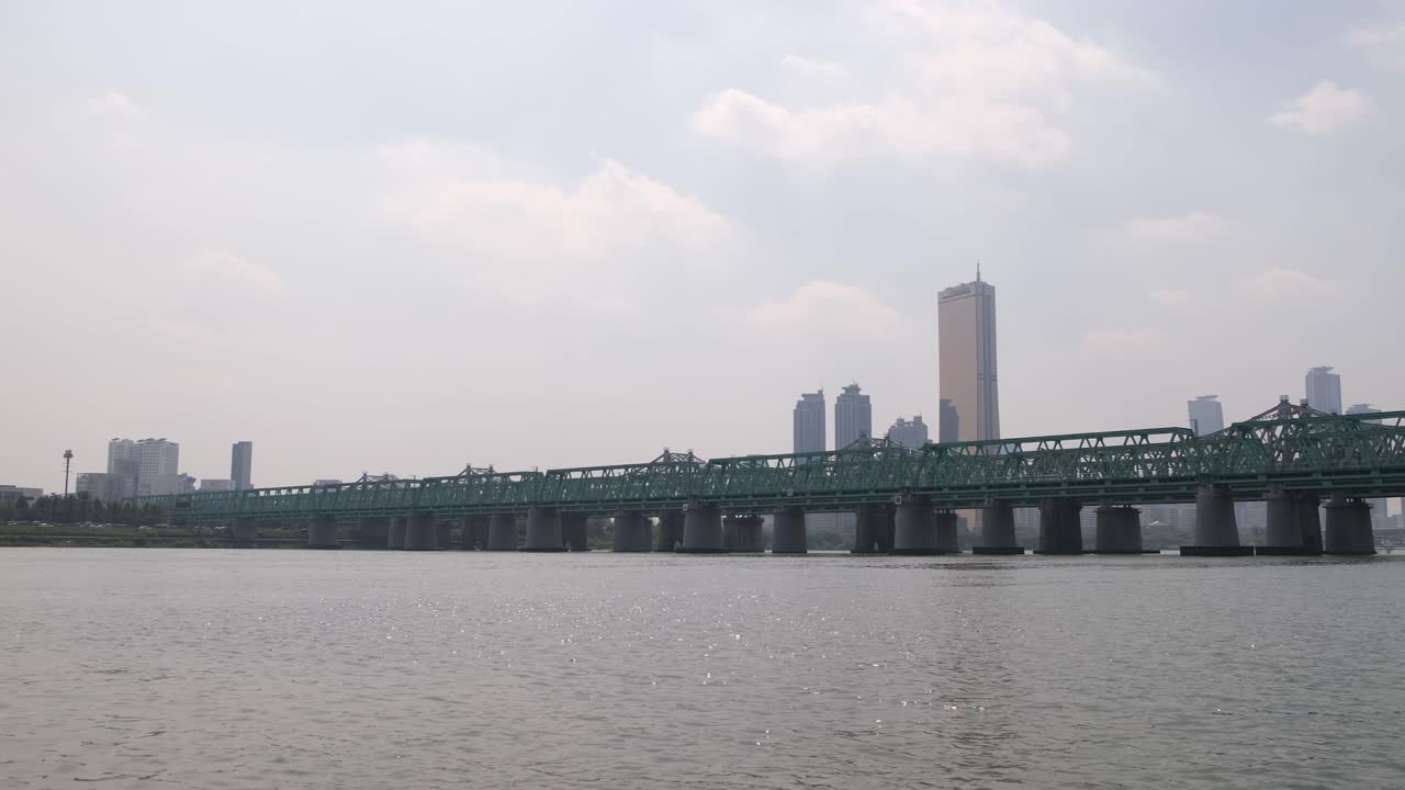 경부고속도로와 서울 한강의 시네마틱 스카이라인