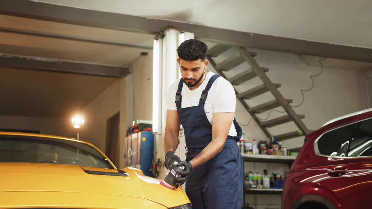 차고 에서 노란색 차 를 는 사람