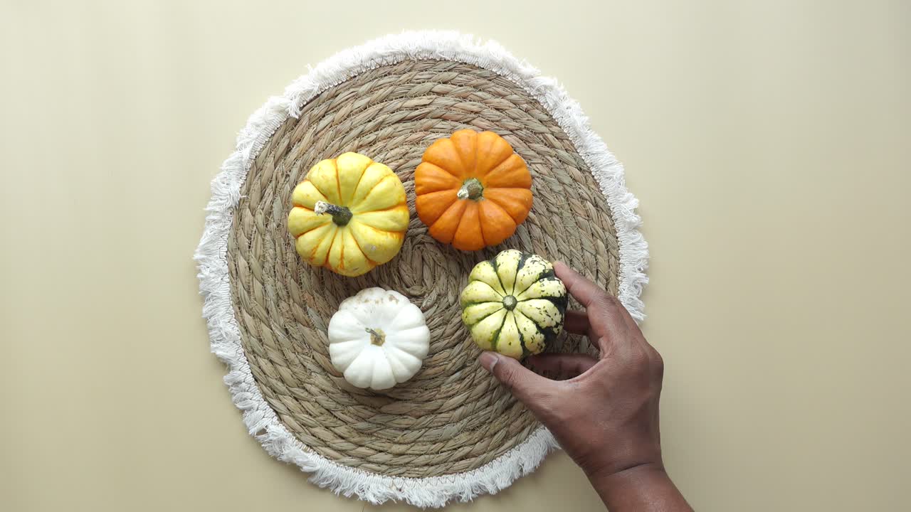 손 은  의 자루 에 작은 호박 을 들고 있다