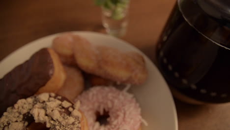 Kaffee-Und-Donuts-Am-Morgen-Zu-Hause-Nach-Oben-Kippen