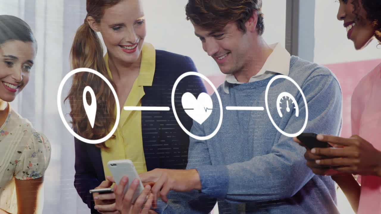 animación de la red de conexiones con iconos digitales a través de diversos empresarios que utilizan teléfonos inteligentes