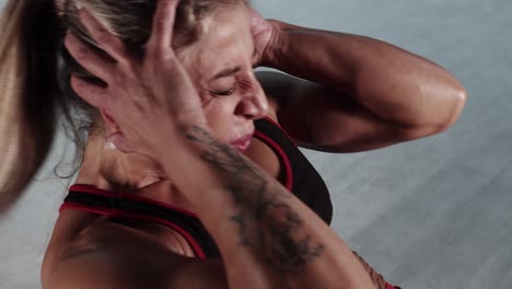 woman doing crunches