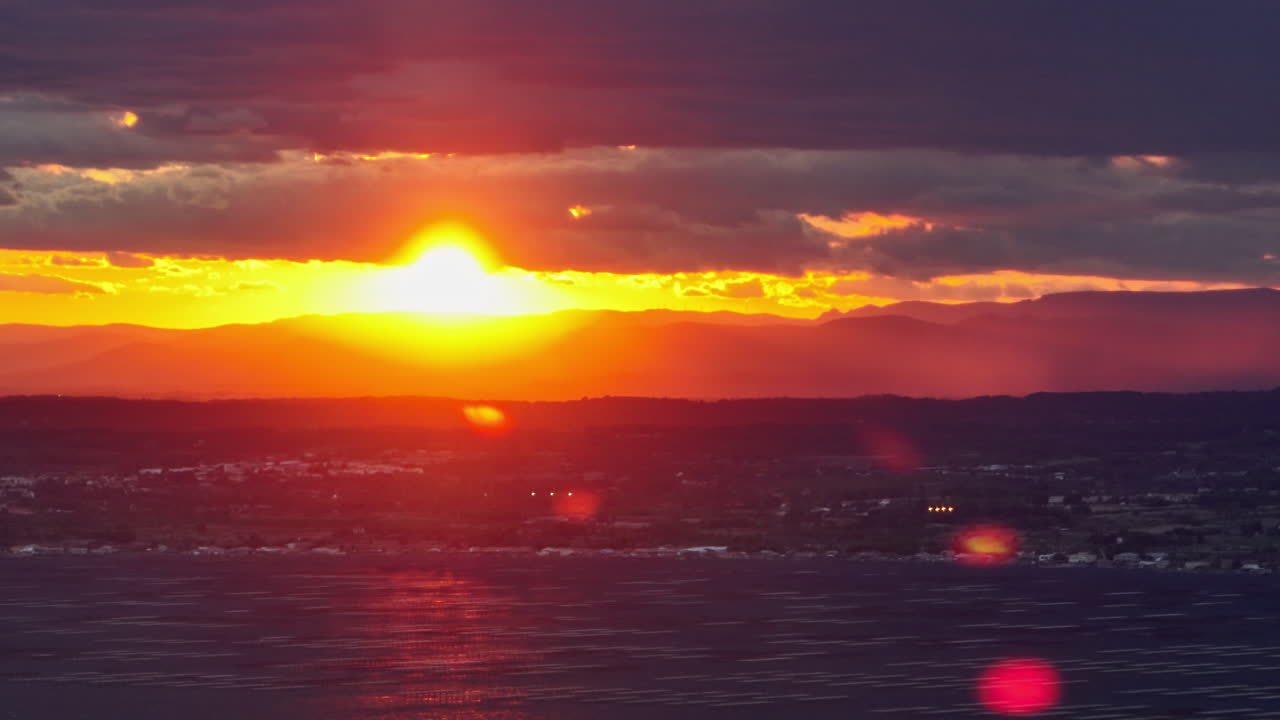 위에서 찍은 에 드 타우의 해가 지는 모습은 발라루크-레-바인 (balaruc-les-bains) 의 매력을 더욱 강화합니다.