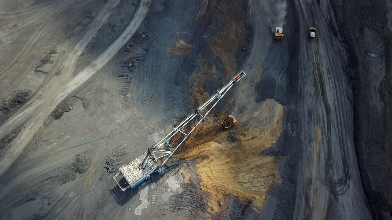 mina a cielo abierto con maquinaria pesada
