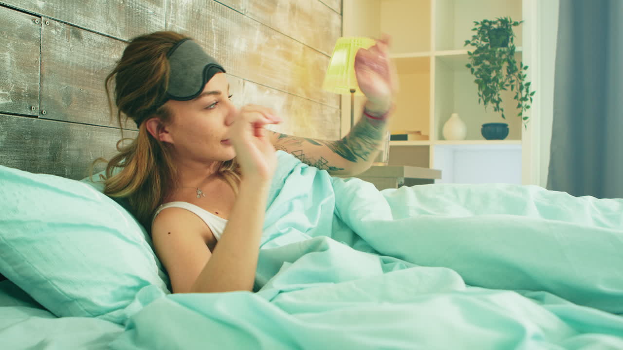 hermosa mujer joven en pijama