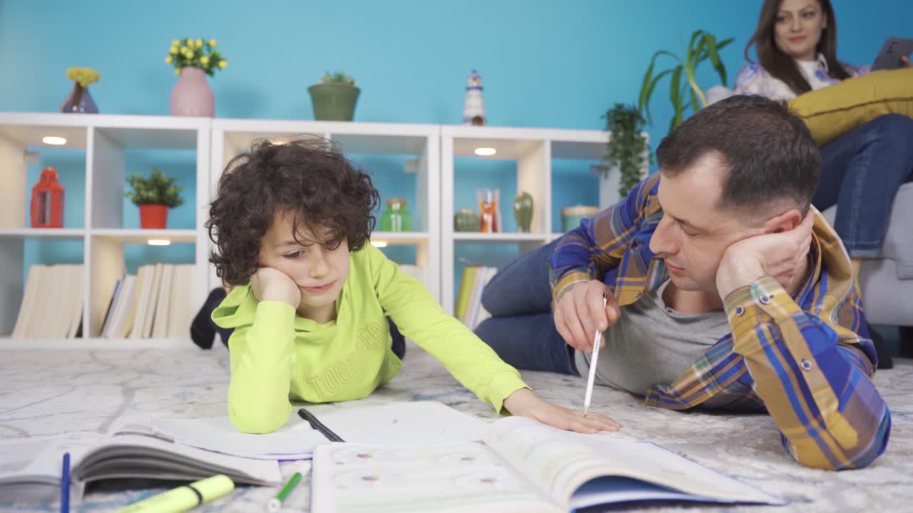 padre ayudando a un niño cansado y molesto que tiene dificultades para aprender en el hogar.