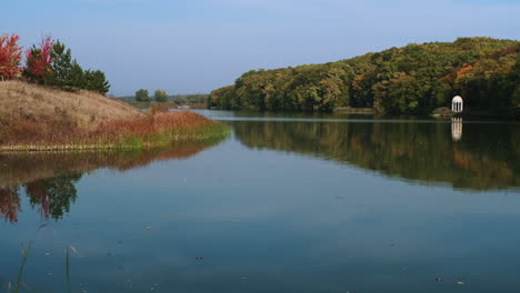 escena de la orilla del lago de otoño con un mirador