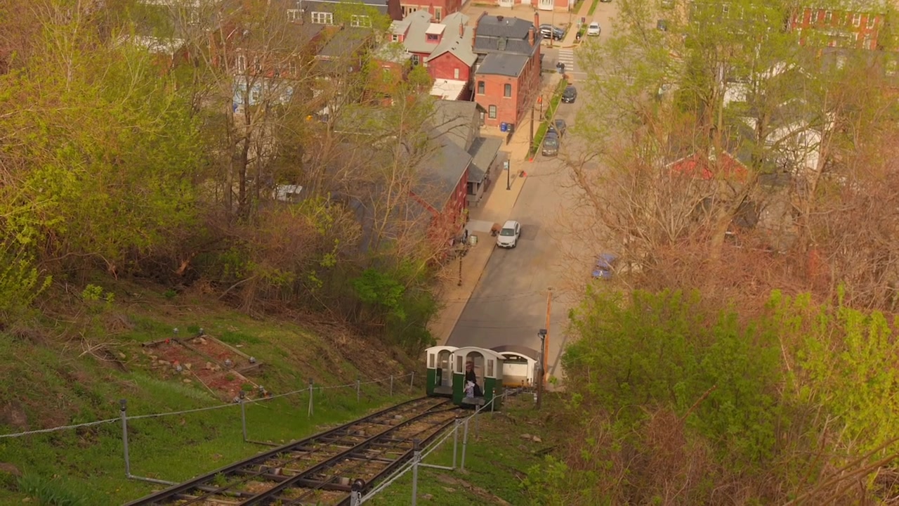 Historische kabelspoorweg daalt in de lente de heuvel af richting het centrum van Dubuque, Iowa.