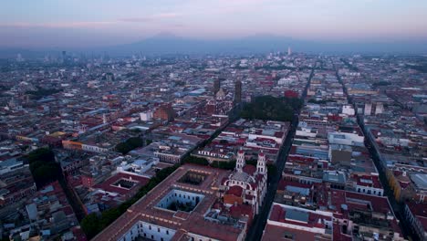 Tomas-Aéreas-De-La-Ciudad-De-Puebla,-México-Temprano-En-La-Mañana,-Antes-Del-Amanecer