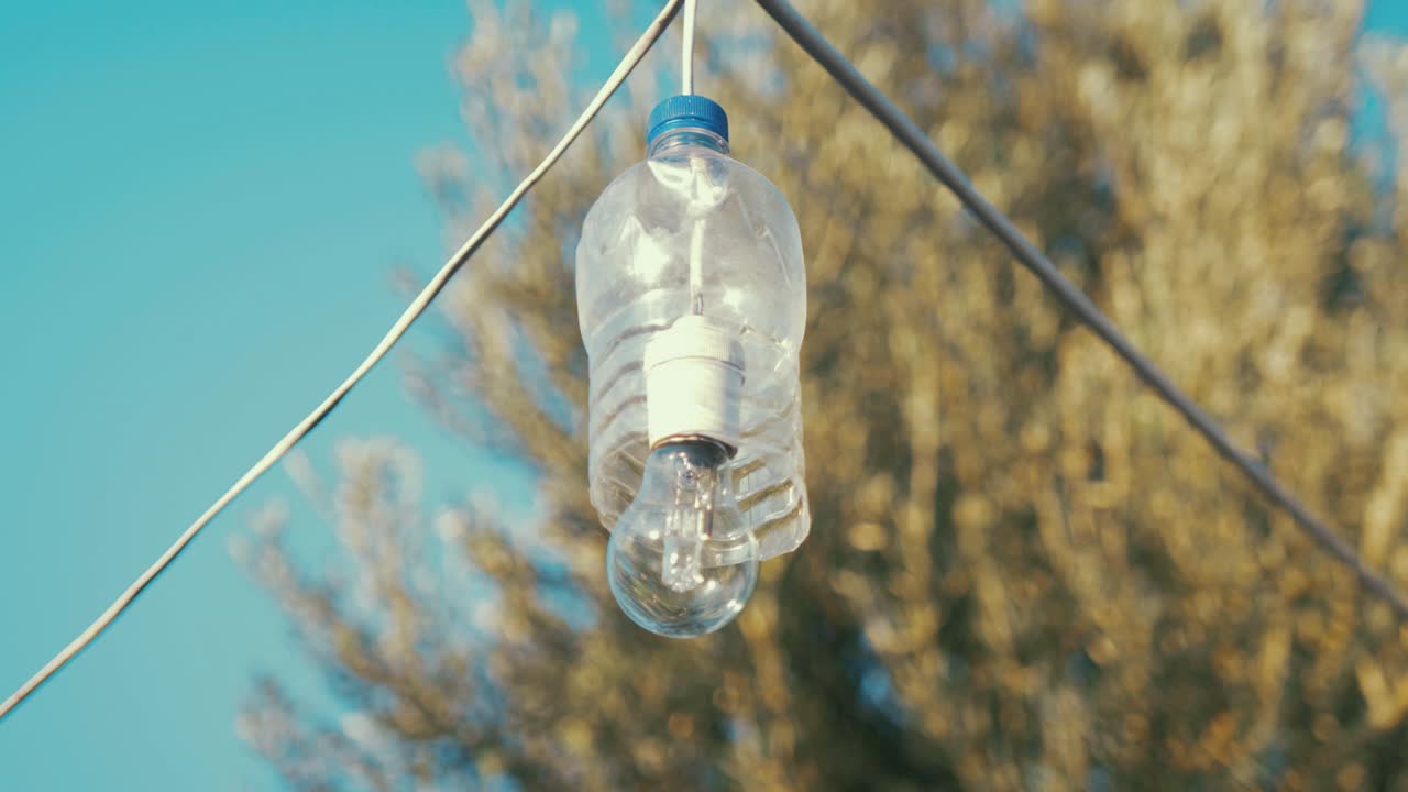 bombilla impermeabilizada con una botella de agua de forma innovadora en un campo de refugiados