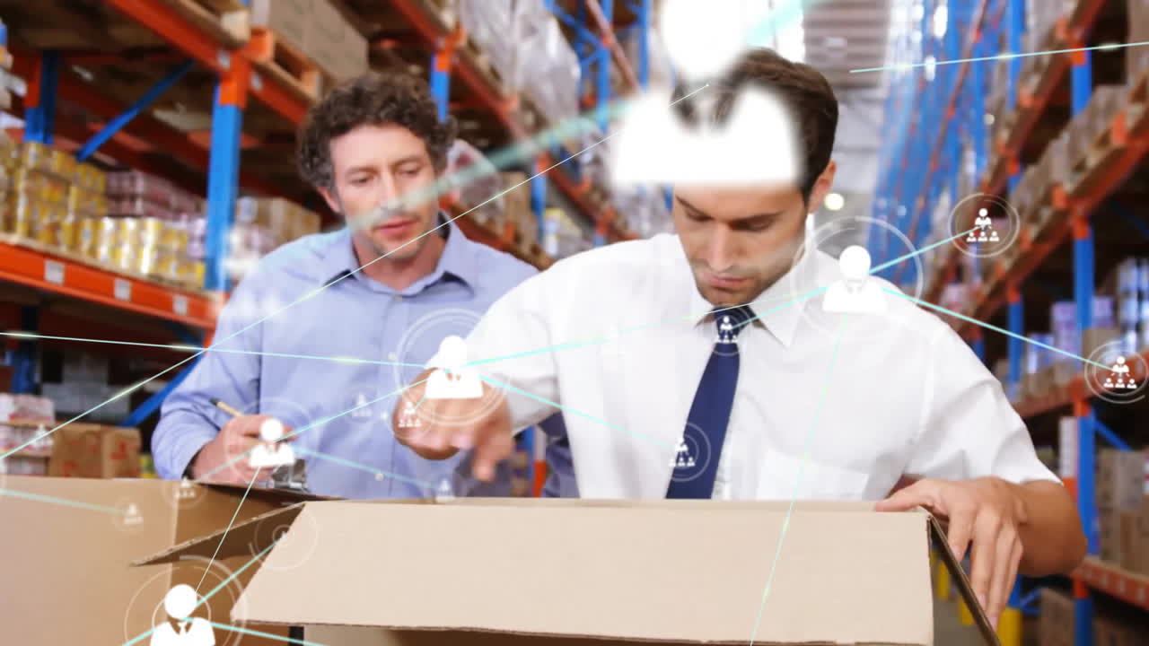 анимация сети соединений с иконами над различными людьми, работающими на складе