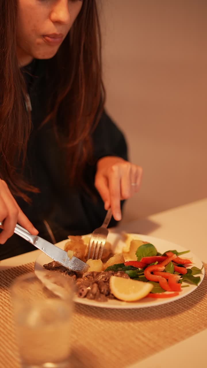 mujer comiendo una comida