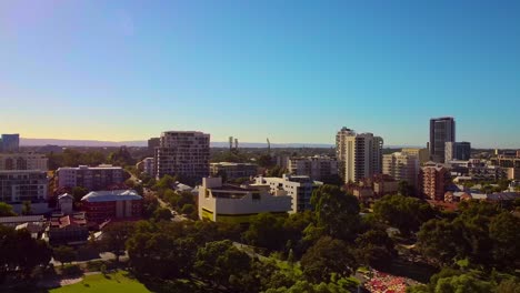 Hermoso-Amanecer-Aéreo-Sobre-Edificios-De-Apartamentos-Del-Este-De-Perth-Y-Parque-Con-Colinas-En-La-Distancia