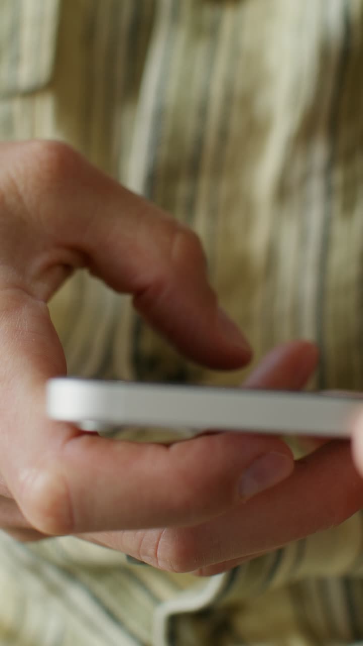 persona que utiliza un teléfono inteligente