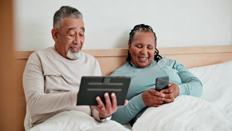 Smartphone,-Tableta-Y-Pareja-Mayor-En-La-Cama