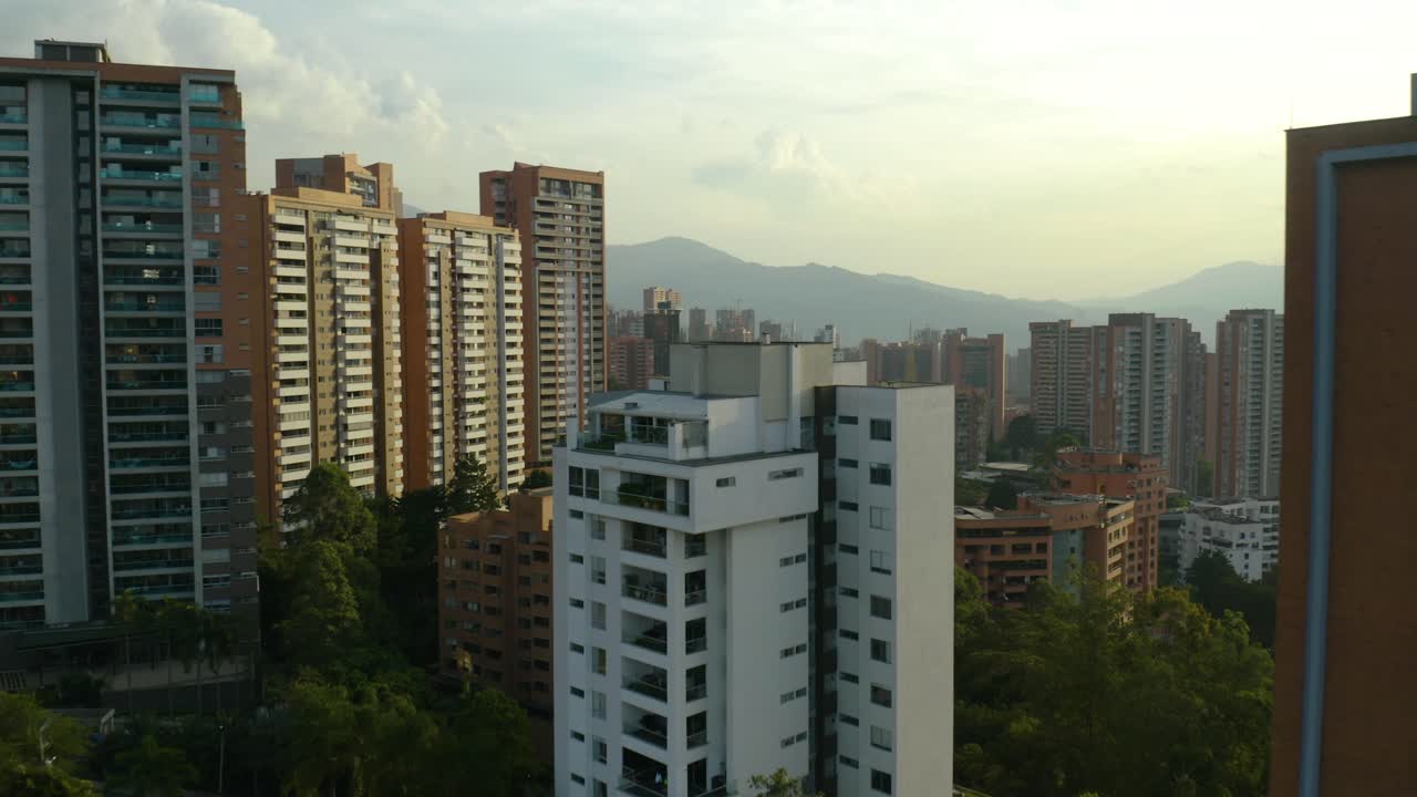 revelan hermosa vista de condominios de lujo en el poblado