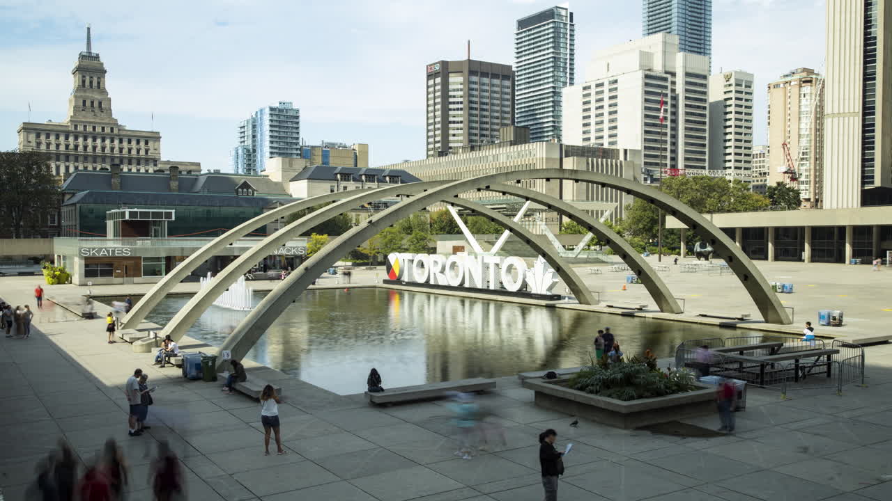 Timelapse di persone in un famoso luogo turistico a Nathan Philips Square a Toronto