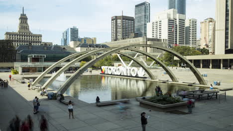 Timelapse-De-Personas-En-Un-Lugar-Turístico-Popular-En-Nathan-Philips-Square-En-Toronto