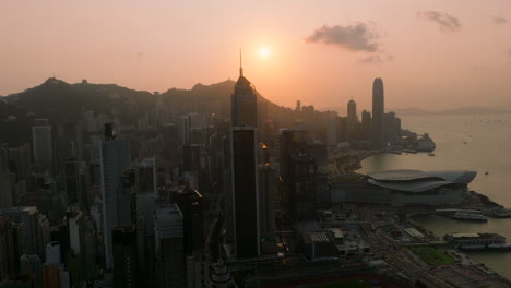 Bunter-Sonnenuntergang-Hinter-Der-Silhouette-Der-Hafenfront-Der-Insel-Hongkong