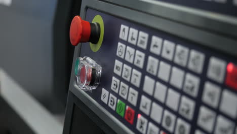 operador interactuando con el panel de control de la máquina