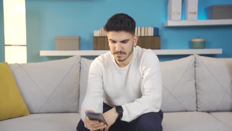 un joven desesperado con un teléfono.
