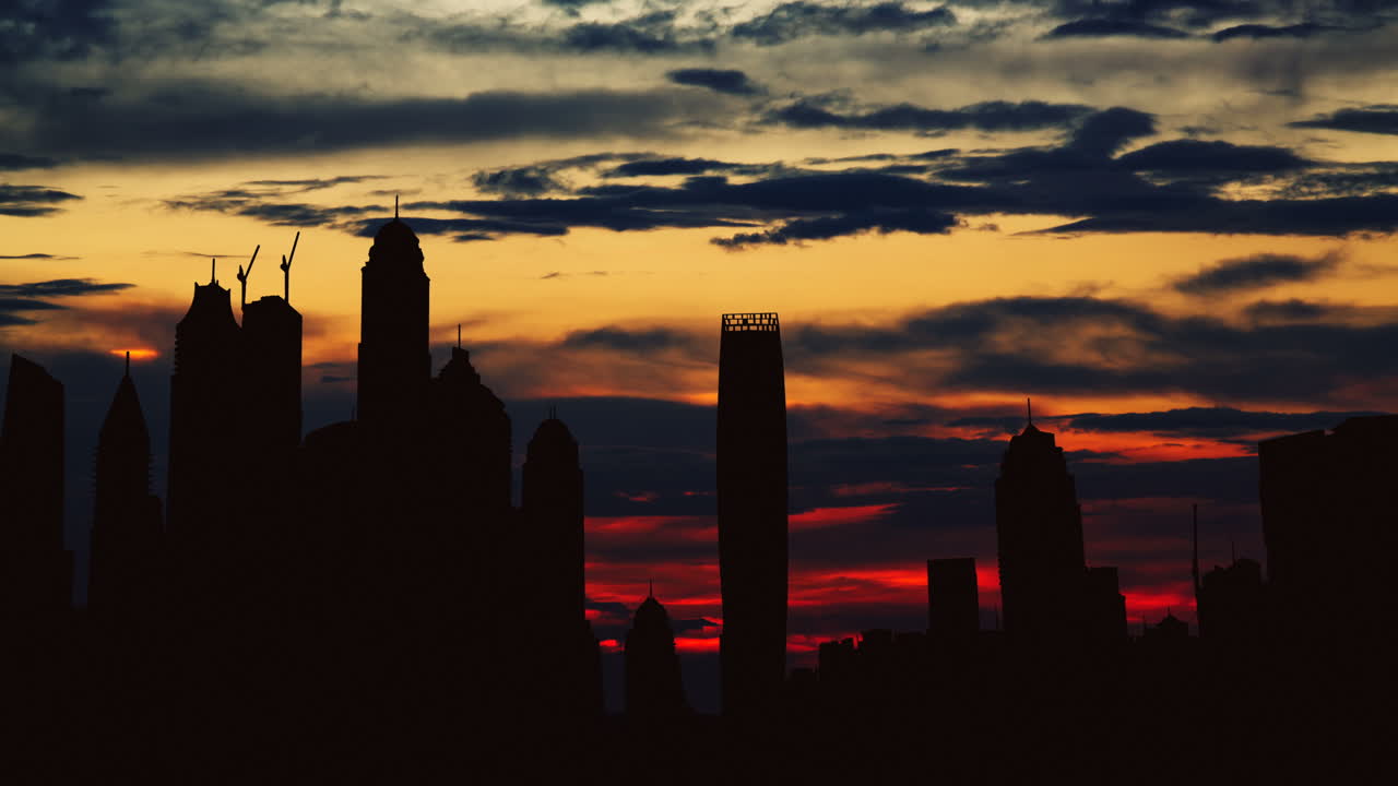Silueta del horizonte de la ciudad al atardecer