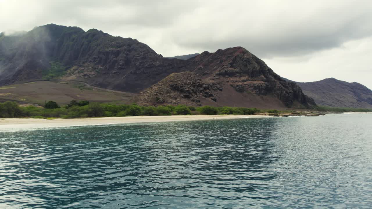Spiaggia sabbiosa di Makua e montagne sulla costa di Oahu, Hawaii, vista aerea
